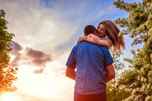 Feliz Pareja De Enamorados Divirtiéndose En El Jardín Floreciente Foto Premium 