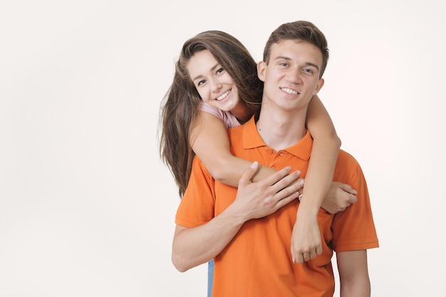 Feliz Pareja Encantadora Abrazándose Y Sonriendo Foto Premium 