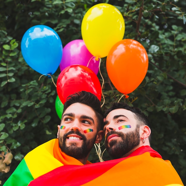 Feliz Pareja Gay Con Globos Lgbt Abraz Ndose En El Jard N Foto Gratis