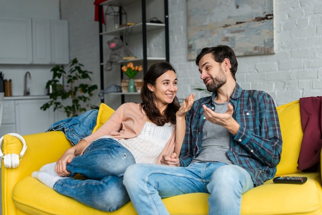 Feliz Pareja Hablando En El Sofá | Foto Gratis