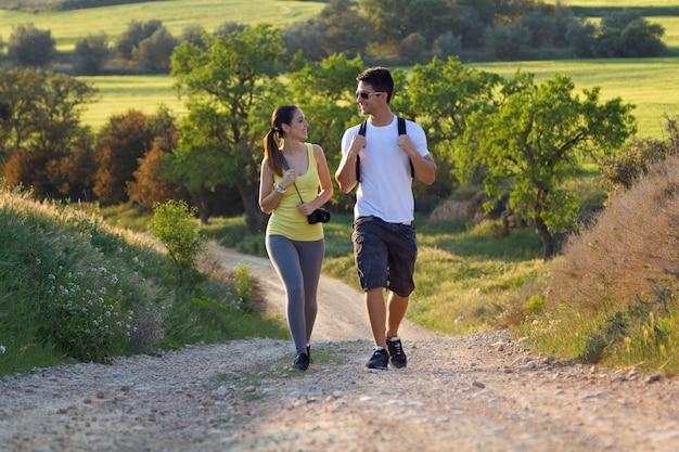 Feliz Pareja Joven En El Campo En Primavera Foto Gratis