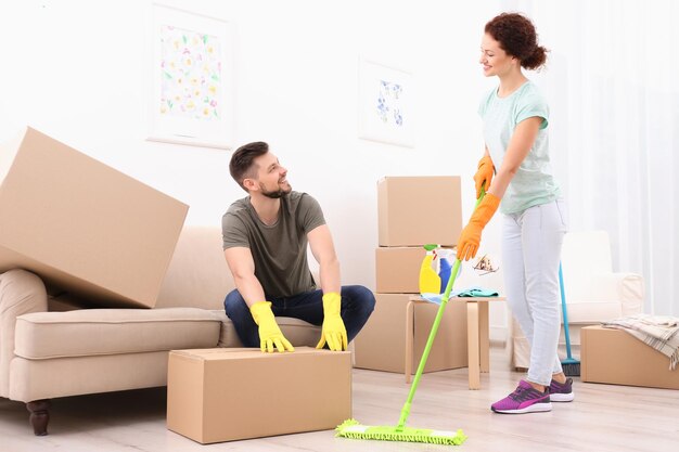 Feliz Pareja Joven Limpiando Casa Juntos Foto Premium 