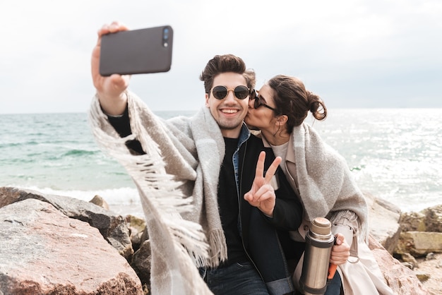 Feliz Pareja Joven Vistiendo Abrigos Oto Ales Pasar Tiempo Juntos En La