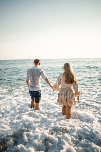 Feliz Pareja Junto Al Mar Amantes De La Luna De Miel Hombre Y Mujer En La Isla Hermosa Pareja 2576