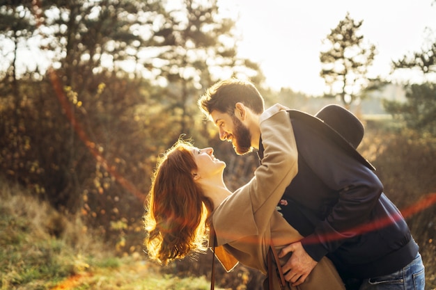 Feliz Pareja Romántica Joven Pasar Tiempo Juntos Al Aire Libre Foto Premium 