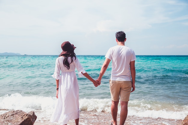 Feliz Pareja Romantica En La Playa Foto Premium