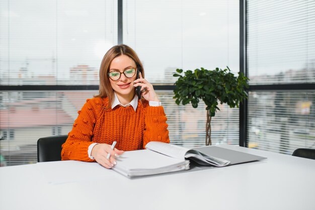 Feliz Sonriente Mujer De Negocios En El Trabajo Hablando Por Teléfono ...