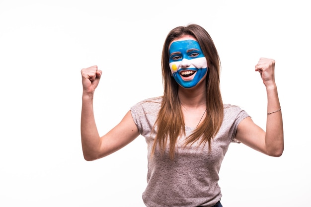 Feliz victoria grito mujer ventilador apoyo equipo nacional de argentina con la cara pintada aislado sobre fondo blanco. Foto gratis