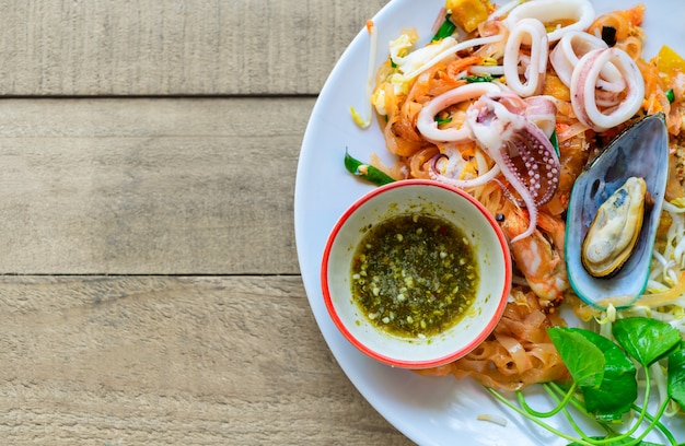 Fideos De Arroz Salteados Pad Thai Con Camarones Mejillones Y