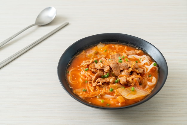 Fideos Coreanos Udon Ramen Con Cerdo En Sopa De Kimchi Estilo De