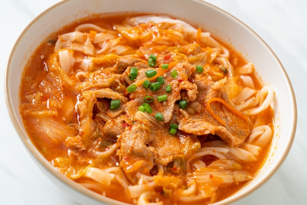 Fideos coreanos udon ramen con cerdo en sopa de kimchi estilo de comida asiática Foto Premium