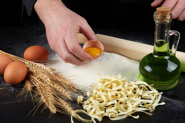 Fideos Crudos Caseros Hechos De Harina Huevo En Un Taz N De Madera