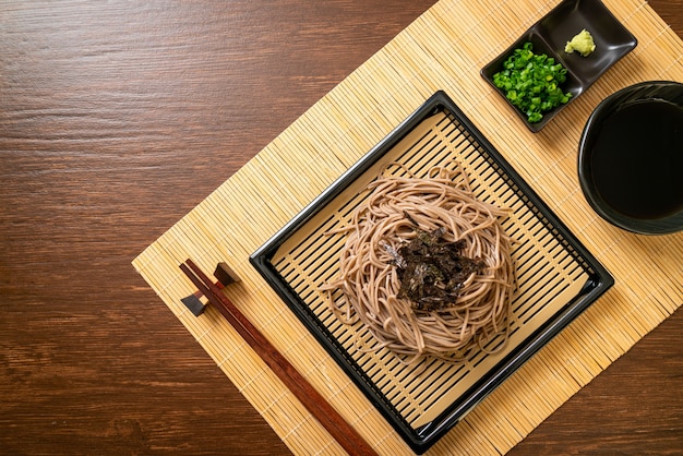 Fideos fríos de alforfón soba o ramen zaru estilo de comida japonesa