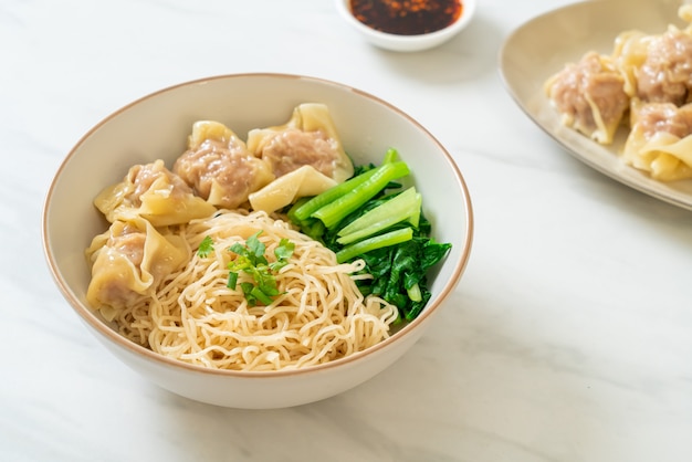 Fideos De Huevo Secos Con Wonton De Cerdo Sin Sopa Foto Premium