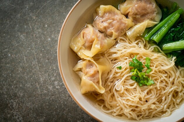 Fideos De Huevo Con Sopa De Wonton De Cerdo O Sopa De Alb Ndigas De