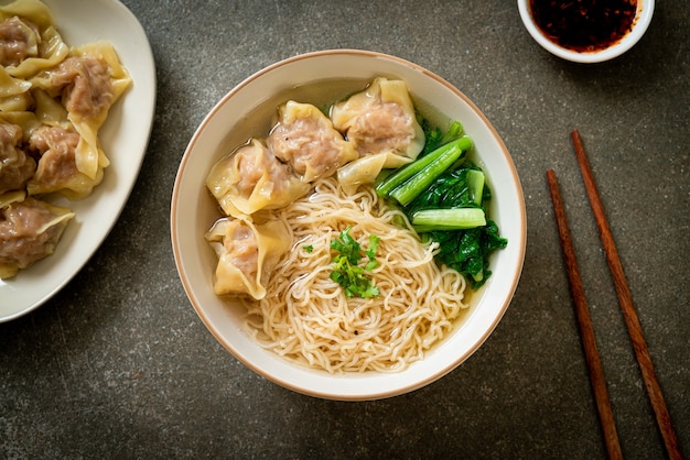 Fideos De Huevo Con Sopa De Wonton De Cerdo O Sopa De Alb Ndigas De