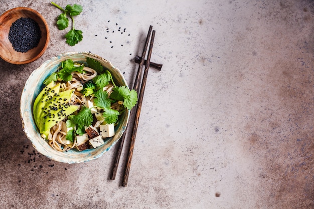 Fideos De Trigo Sarraceno Soba Con Tofu Br Coli Aguacate Pl Ntulas