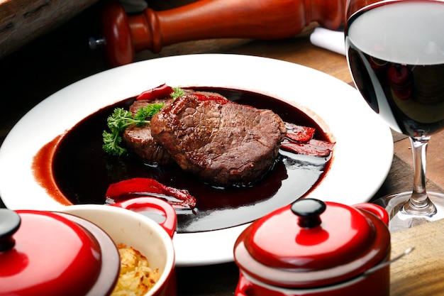 Filet Mignon Con Salsa De Vino Tinto Foto Premium