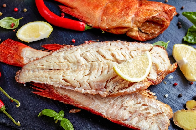 Filete De Pargo Rojo Ahumado En Caliente Sobre Una Placa De Piedra