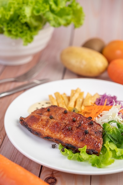 Filete De Pescado Con Papas Fritas Kiwi Lechuga Zanahorias Tomates