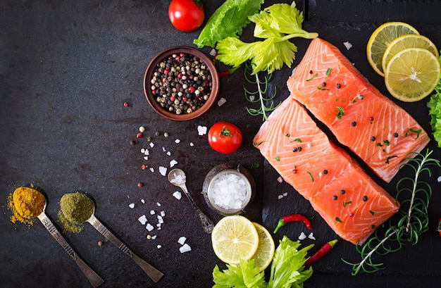 Filete de salmón crudo e ingredientes para cocinar Foto gratis