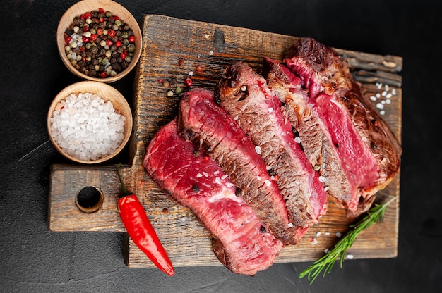 Filete De Ternera A La Parrilla Con Hierbas Y Especias Sobre Un Fondo