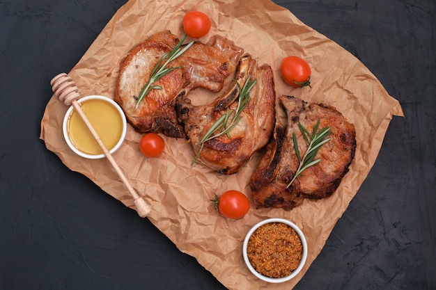 Filetes De Lomo De Cerdo Asado Con Hierbas Y Especias Sobre Papel De