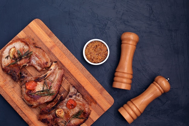 Filetes De Lomo De Cerdo Asado Con Hierbas Y Especias En Una Tabla De Cortar Foto Premium