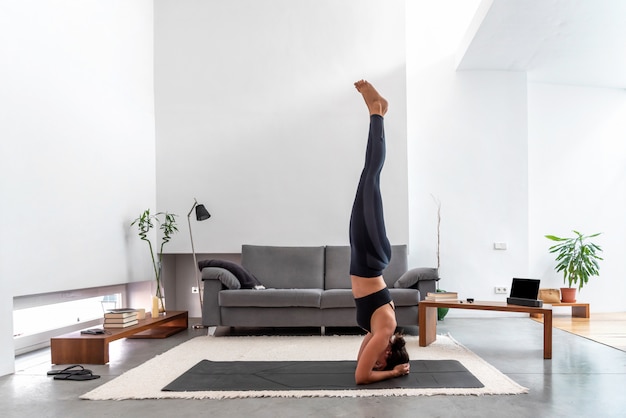 Fit Mujer Practicando Un Ejercicio De Parada De Cabeza Salamba Sirsasana Pose En Su Acogedora