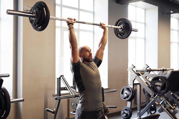 Fitness En El Gimnasio Levantamiento De Pesas Foto Gratis