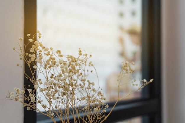 Las Flores Secas En El Jarr N Sobre La Mesa Se Utilizan Para Decorar La