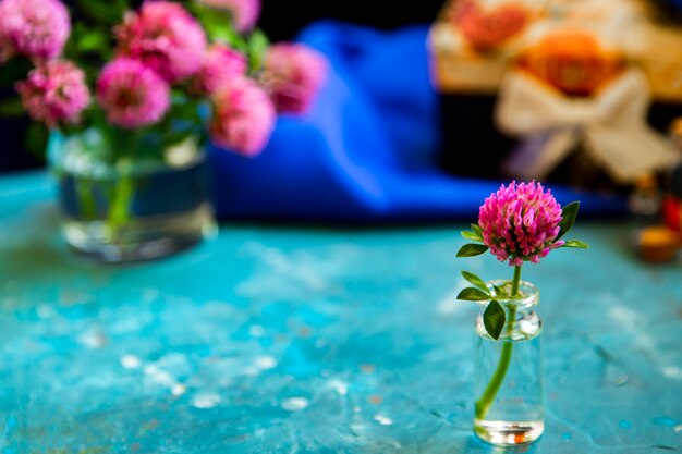 Flores De Trebol Rosa En Mesa Con Fondo Azul Foto Premium