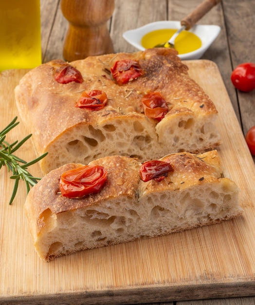 Focaccia Casera Con Tomate Cherry Ajo Aceite De Oliva Y Romero Sobre