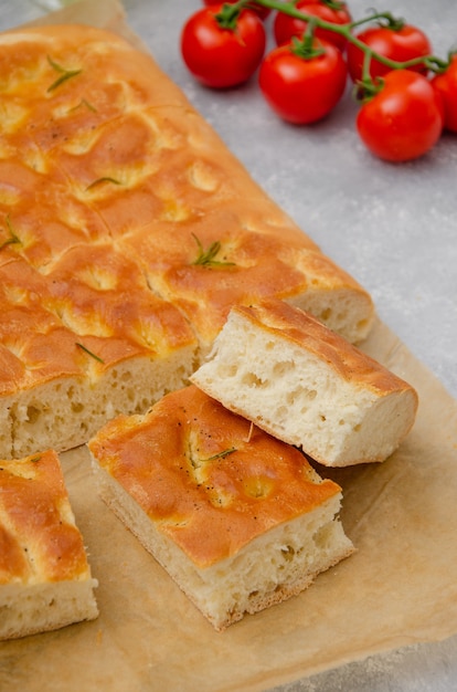 Focaccia Tradicional Italiana Con Romero Ajo Sal Marina Y Aceite De