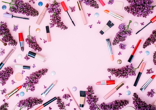 Fondo de belleza con productos cosméticos sobre fondo rosa | Foto Premium