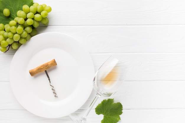 Fondo blanco de madera y copa de vino seca. Foto gratis