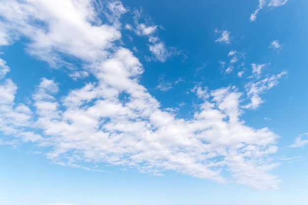 Fondo De Cielo Azul Con Nubes Blancas Fondo De Naturaleza Foto Premium