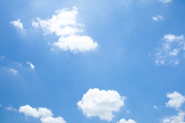 Fondo de cielo azul con nubes diminutas | Foto Premium