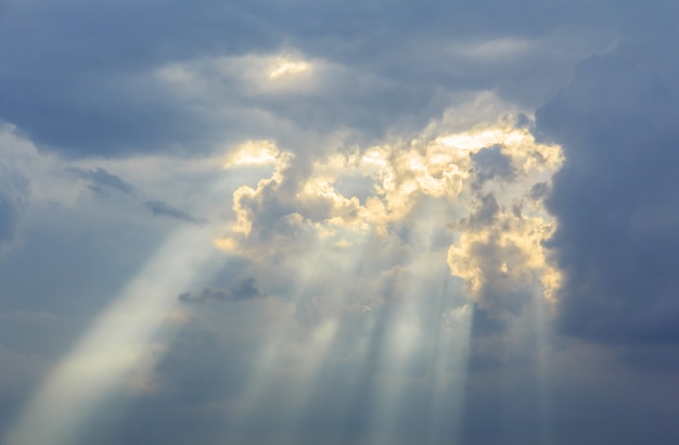 Fondo Del Cielo De Luz Divina Y Nubes De Tormenta Foto Premium