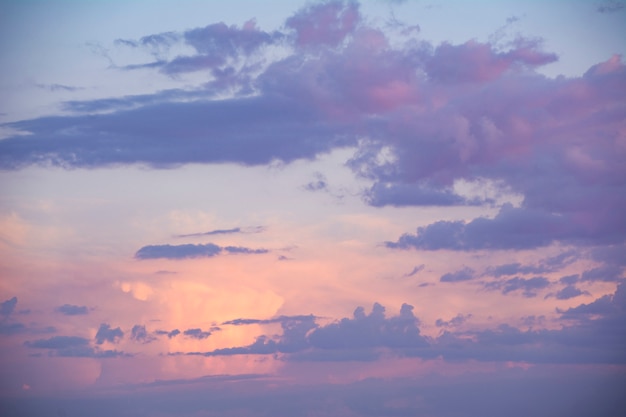 fondo-cielo-rosado-purpura-al-atardecer_130088-8.jpg