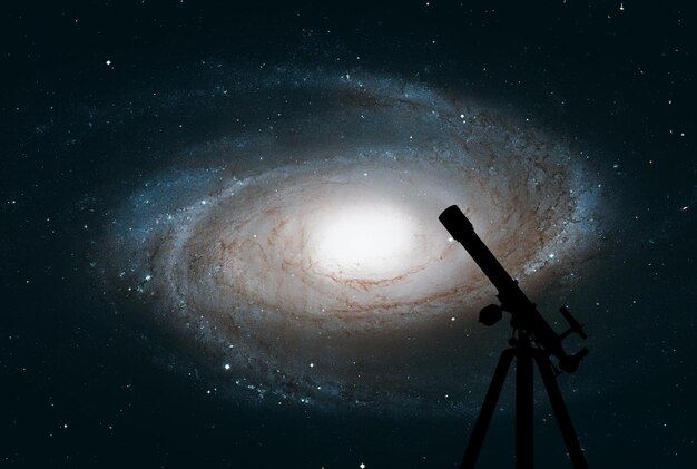 Fondo Espacial Con Silueta De Telescopio. Galaxia De Bode, M81, Galaxia ...