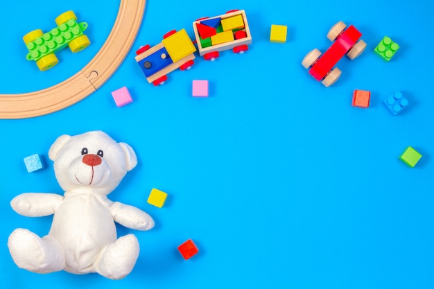 Fondo De Juguetes Para Niños Con Osito De Peluche Tren De Madera Y Bloques De Colores Vista 7256