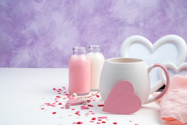 Fondo Rom Ntico Con Un Coraz N Rosa En Una Taza De Caf Marco Blanco Leche Y Corazones En Un