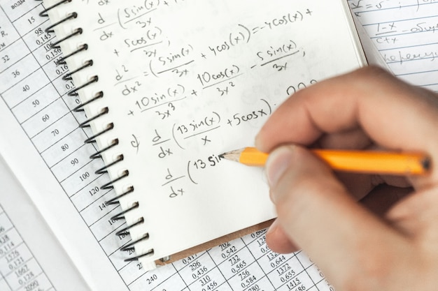https://image.freepik.com/foto-gratis/formulas-matematicas-estan-escritas-lapiz-cuaderno-hombre-manos-problemas-matematicos_266247-2585.jpg