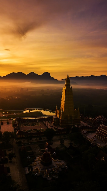 Foto aÃ©rea de templos hermosos en la atmÃ³sfera de la maÃ±ana, tailandia. Foto Premium 