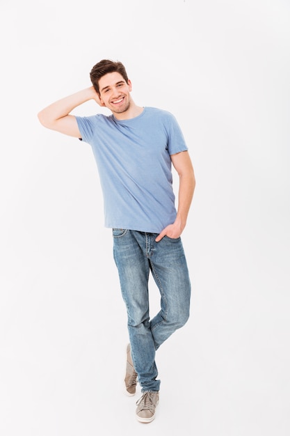 Foto De Cuerpo Entero Del Hombre Atractivo Caucásico En Camiseta Casual Y Jeans Sonriendo Y 1705