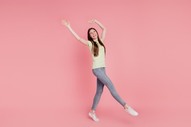 Foto De Cuerpo Entero De Mujer Joven Feliz Sonrisa Positiva Divertirse Juguet N Aislado Sobre