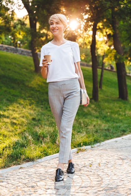 Foto De Cuerpo Entero De Mujer Rubia Alegre Vistiendo Ropa Casual