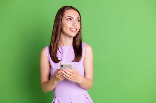 Foto De Encantadora Sonrisa Complicada Jovencita Chica Mirar Espacio Vacío Mantener Smartphone 4746