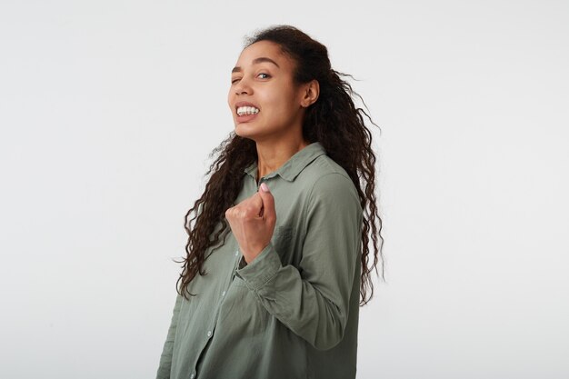 Foto de estudio de una joven morena de pelo largo bastante ...